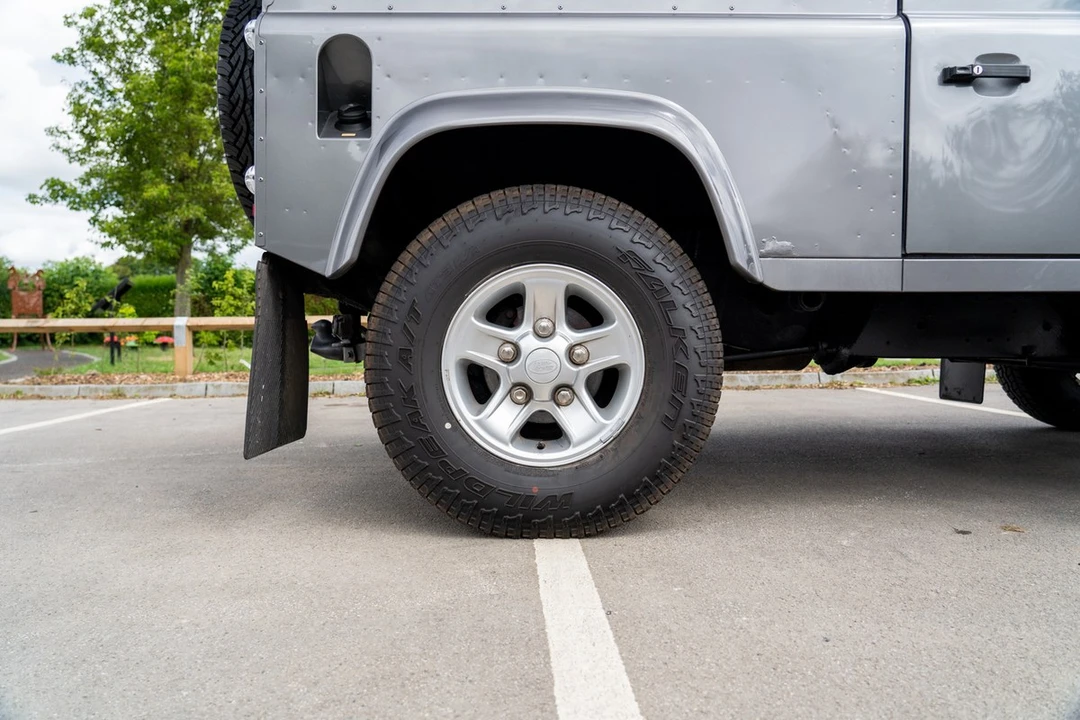 2011 Land Rover Defender 90 - Image 16 of 30