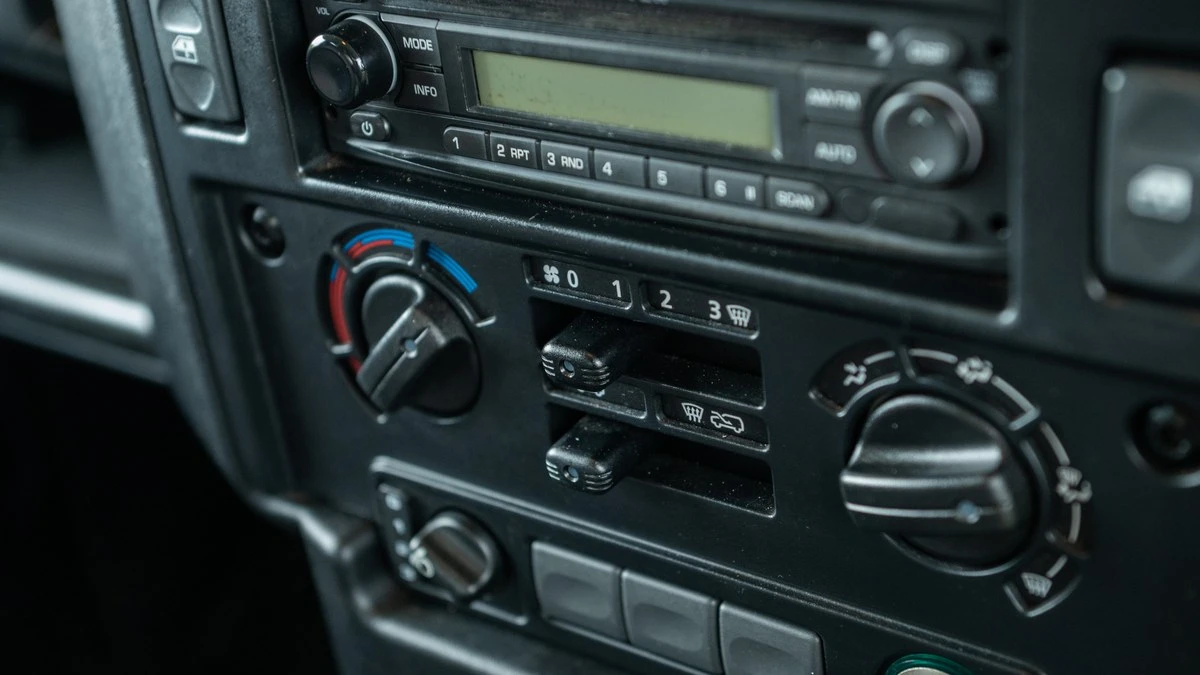 2011 Land Rover Defender 90 - Image 27 of 30