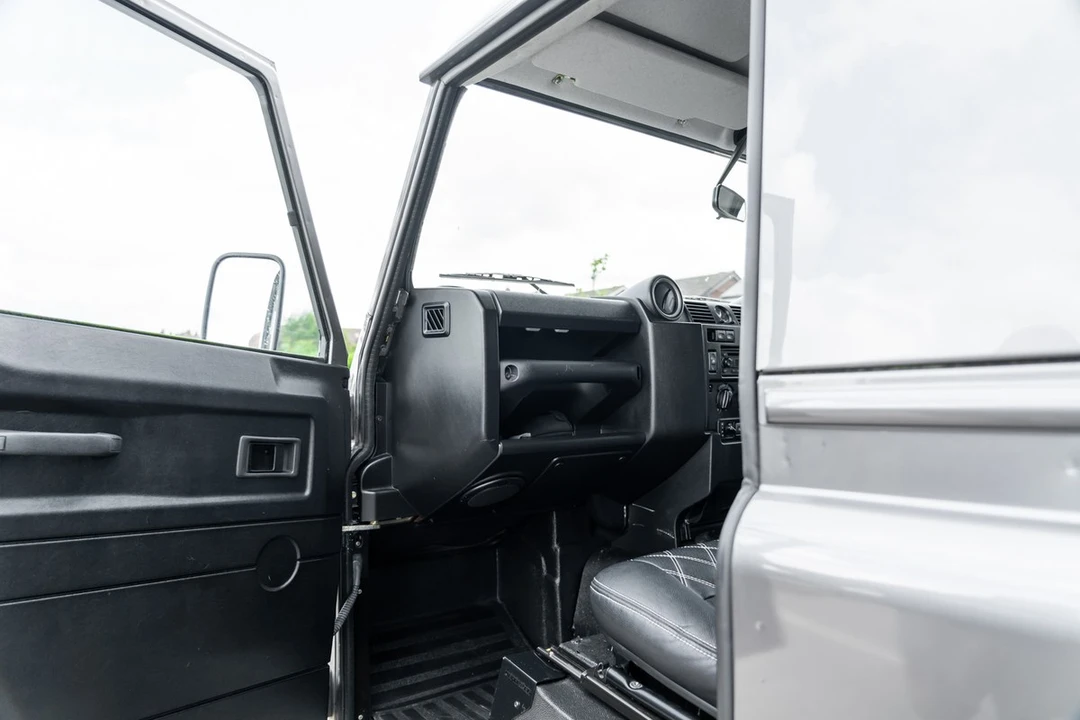 2011 Land Rover Defender 90 - Image 25 of 30