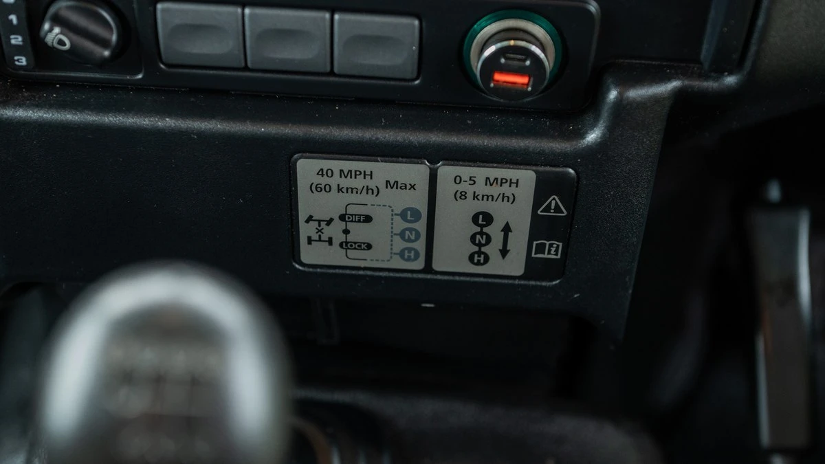 2011 Land Rover Defender 90 - Image 29 of 30