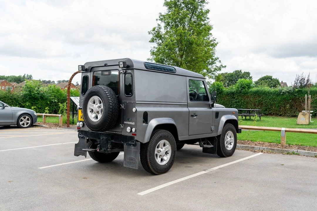 2011 Land Rover Defender 90 - Image 5 of 30