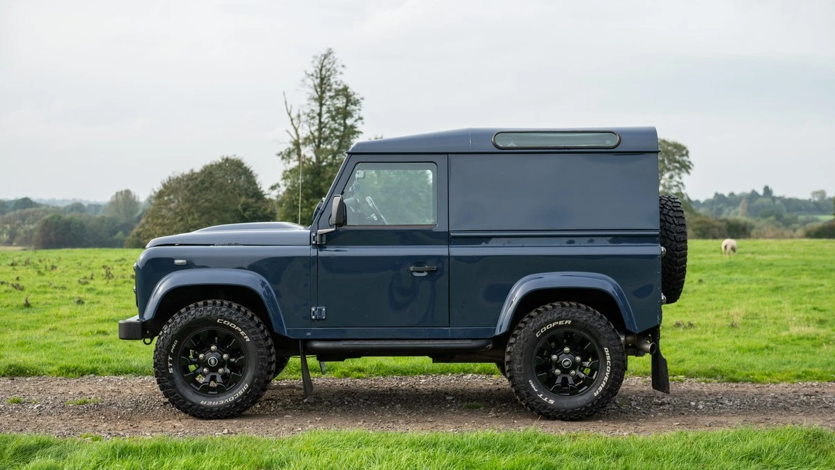2011 Land Rover Defender 90 - Image 8 of 30