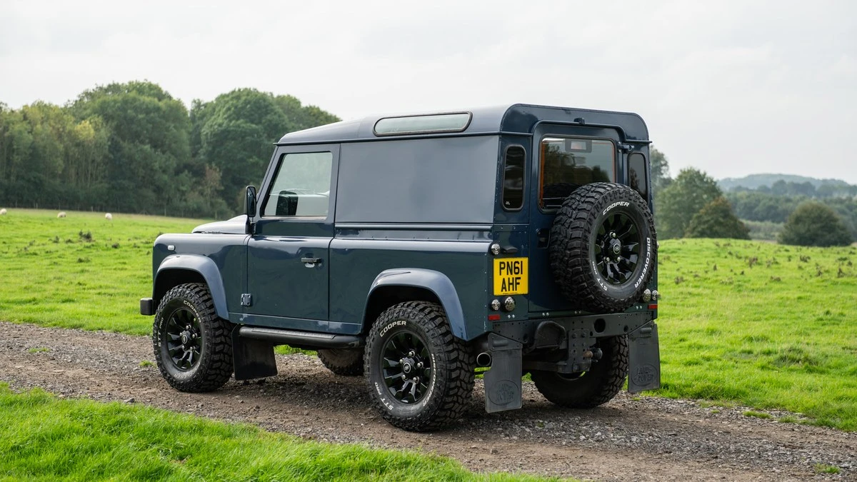 2011 Land Rover Defender 90 - Image 7 of 30