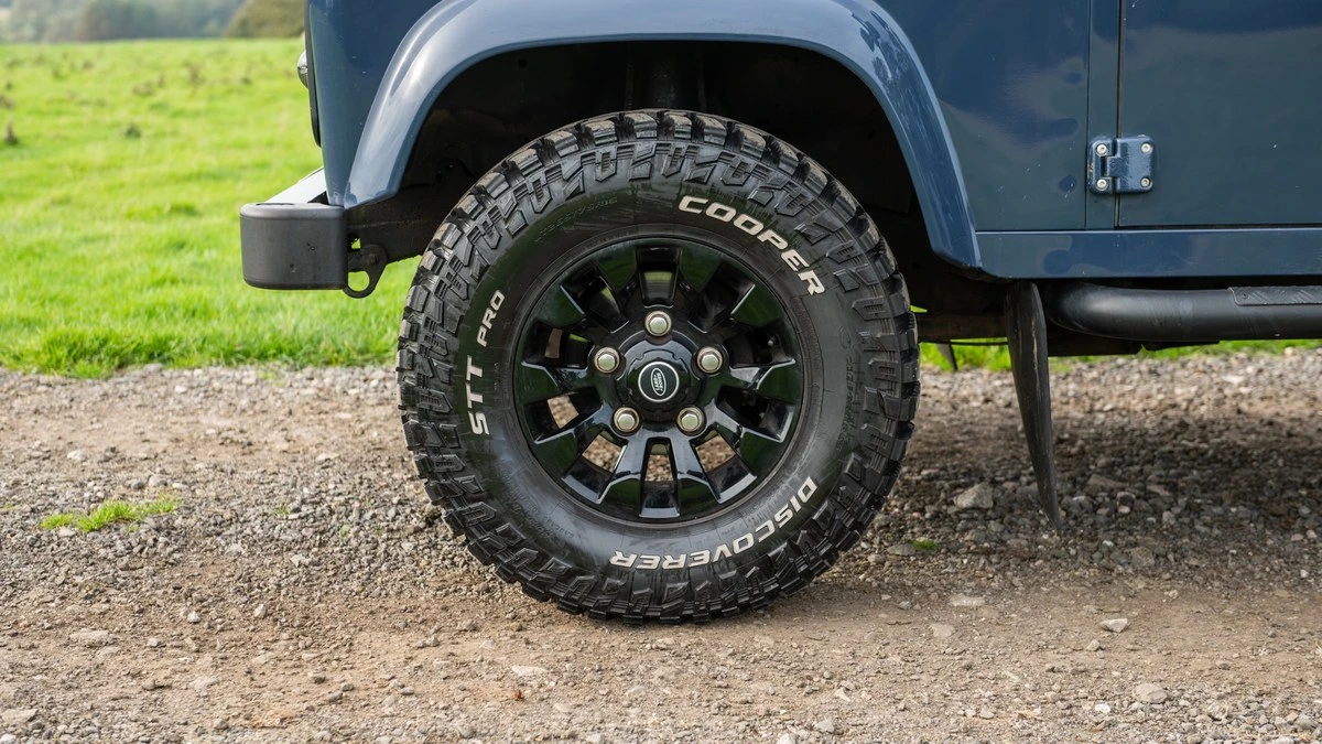 2011 Land Rover Defender 90 - Image 9 of 30