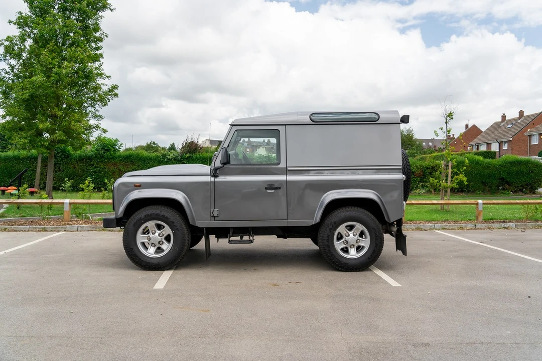 2011 Land Rover Defender 90 - Image 11 of 30