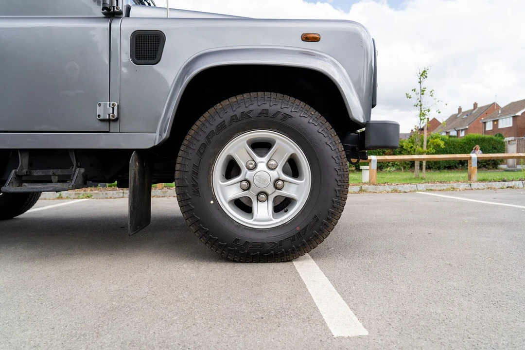 2011 Land Rover Defender 90 - Image 17 of 30