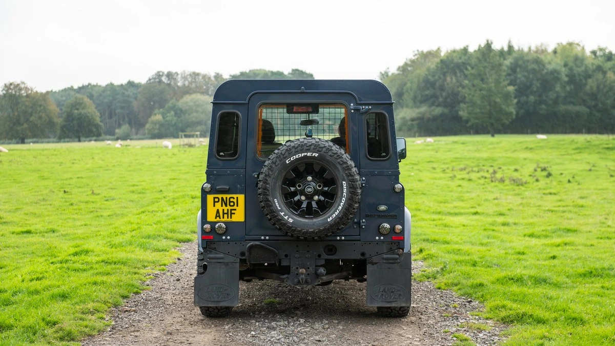 2011 Land Rover Defender 90 - Image 6 of 30