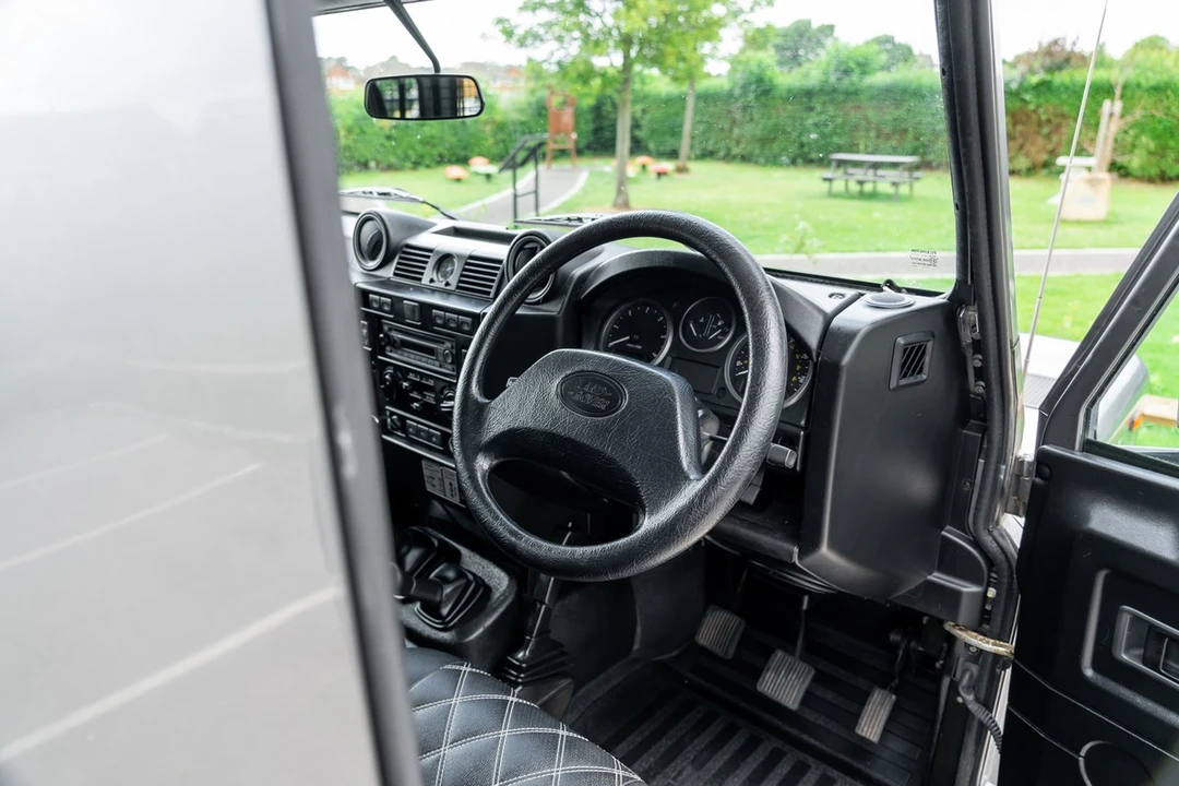 2011 Land Rover Defender 90 - Image 18 of 30