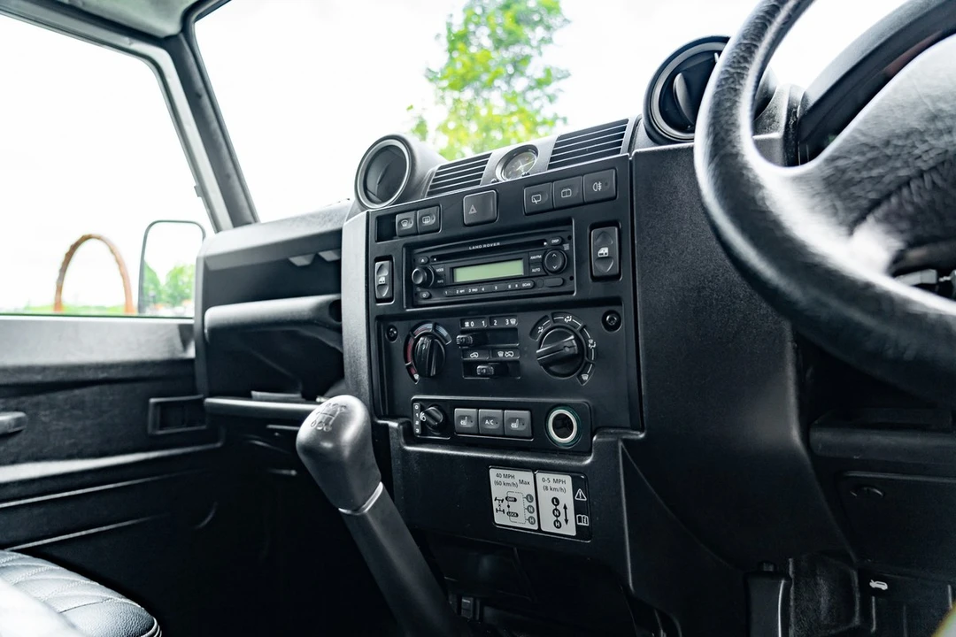 2011 Land Rover Defender 90 - Image 22 of 30