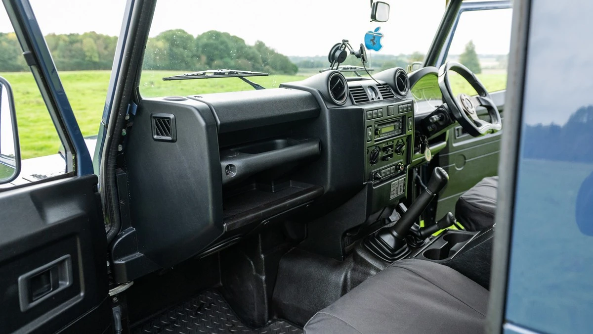 2011 Land Rover Defender 90 - Image 13 of 30