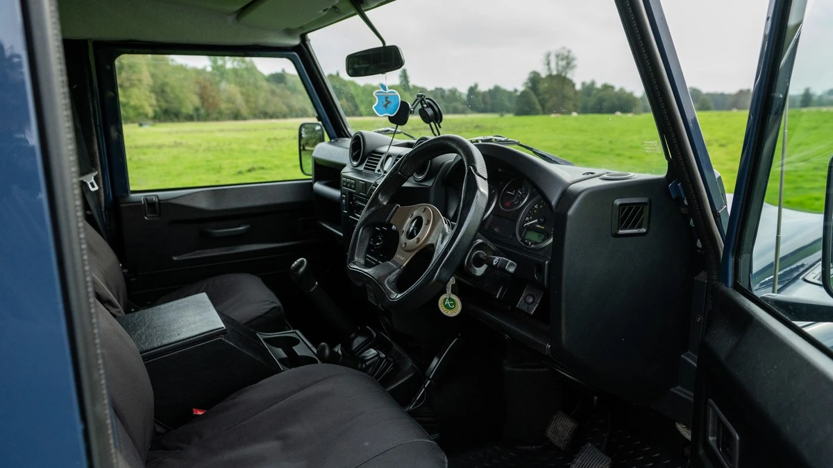 2011 Land Rover Defender 90 - Image 14 of 30