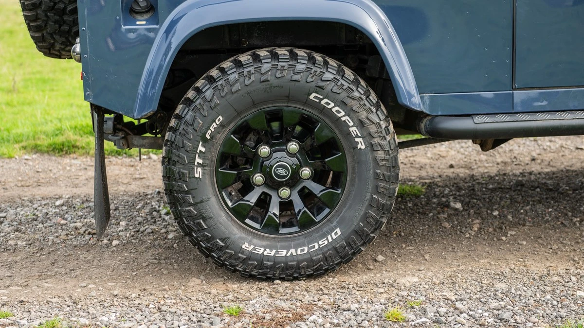 2011 Land Rover Defender 90 - Image 11 of 30