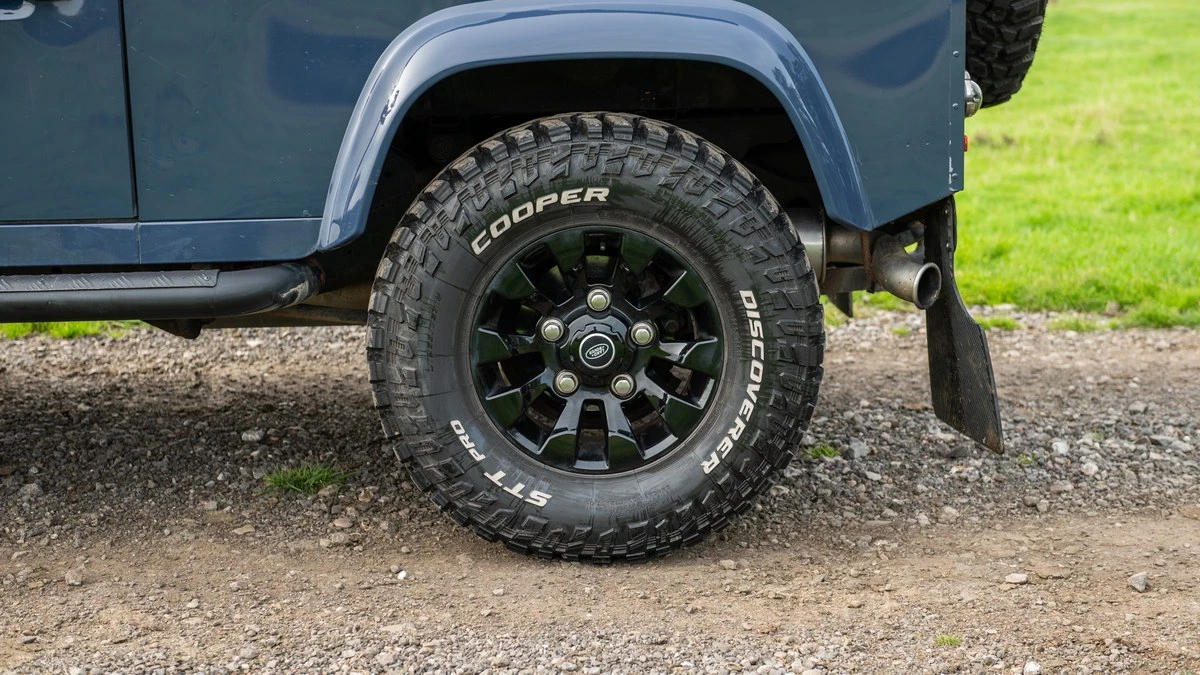 2011 Land Rover Defender 90 - Image 10 of 30