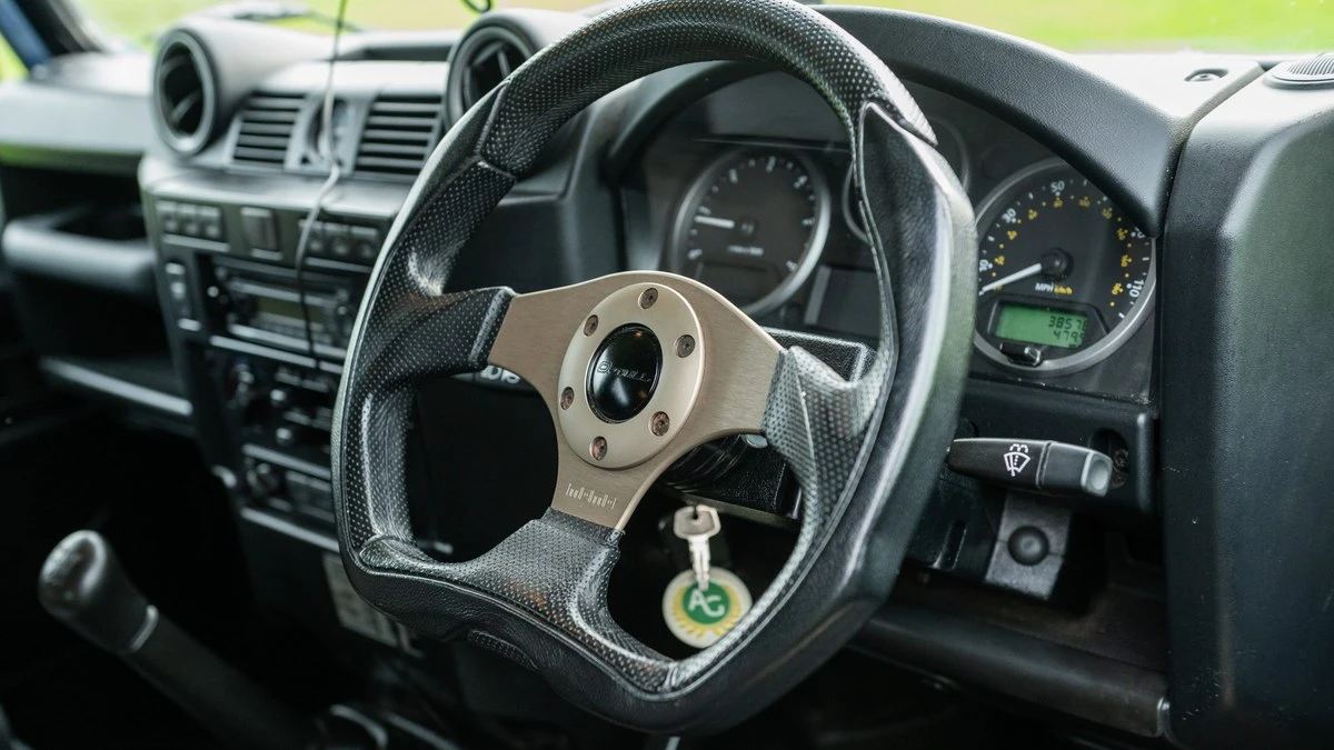 2011 Land Rover Defender 90 - Image 16 of 30