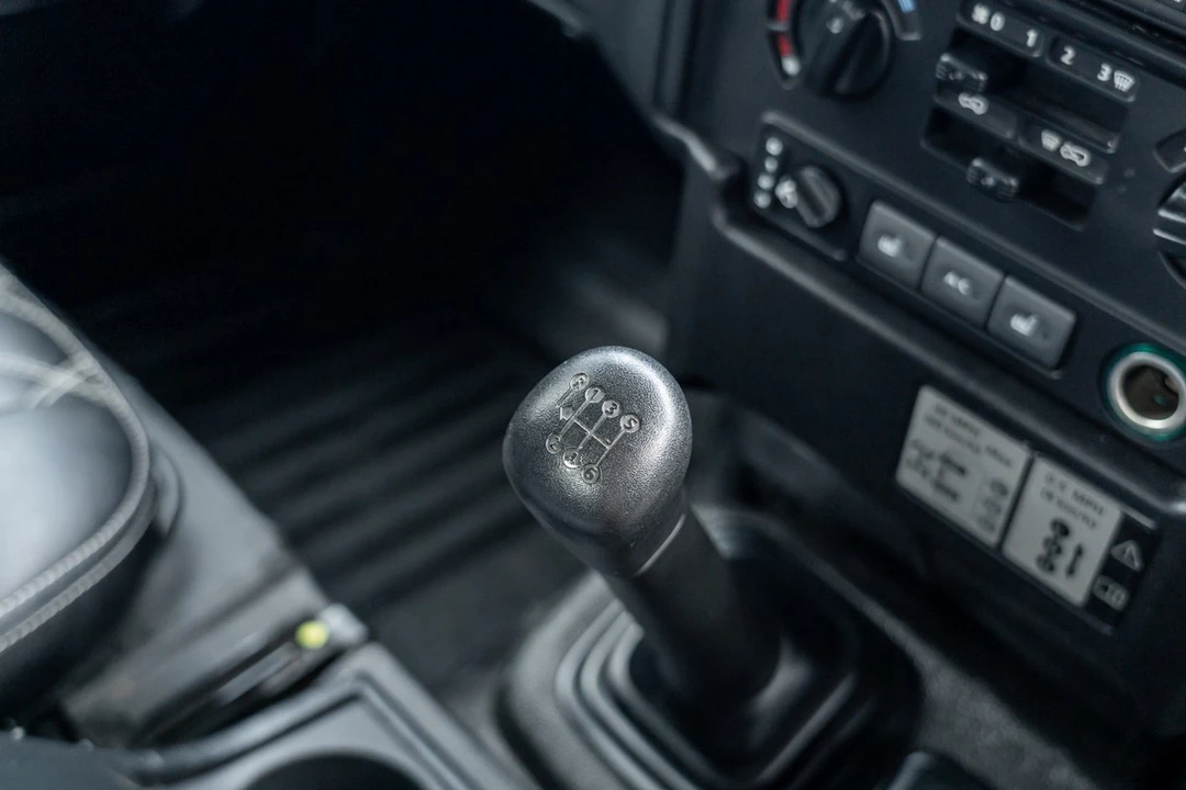 2011 Land Rover Defender 90 - Image 24 of 30