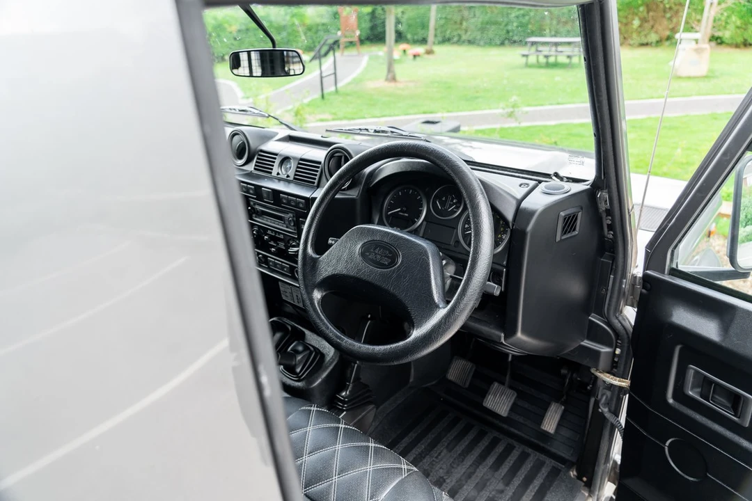 2011 Land Rover Defender 90 - Image 19 of 30