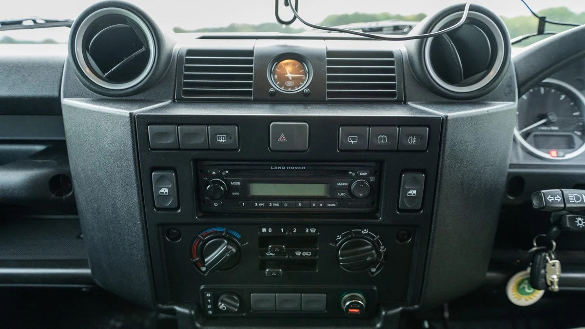 2011 Land Rover Defender 90 - Image 25 of 30