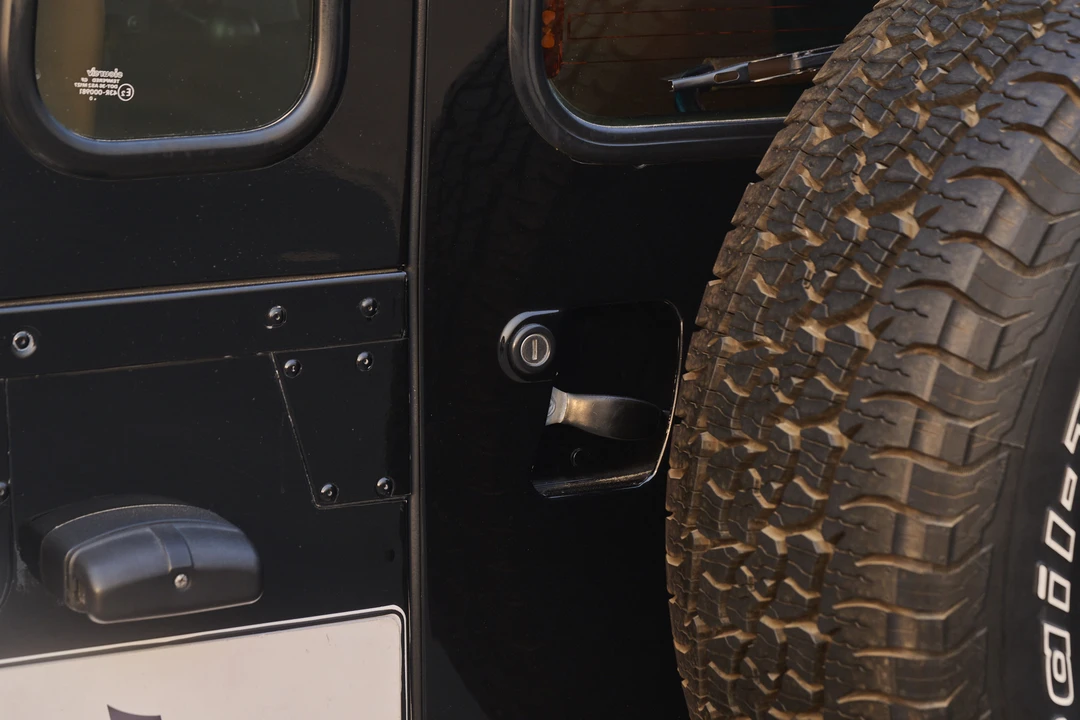 2011 Land Rover Defender 90 - Image 16 of 31