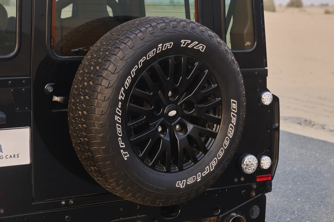 2011 Land Rover Defender 90 - Image 17 of 31