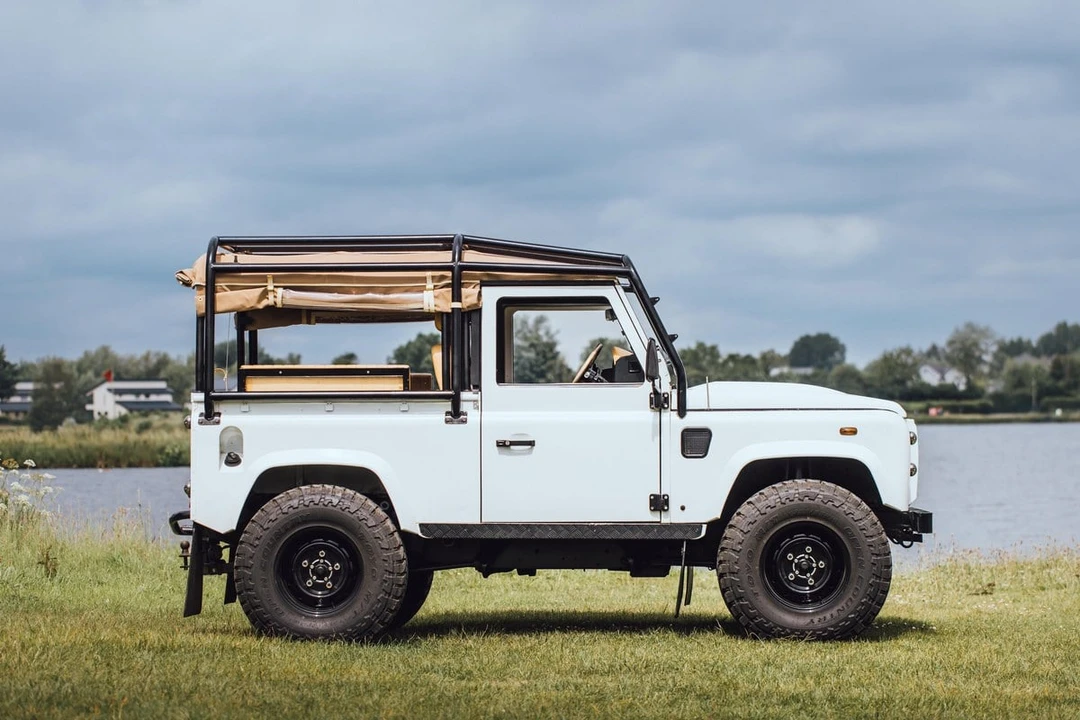 2011 Land Rover Defender 90 - Image 6 of 30