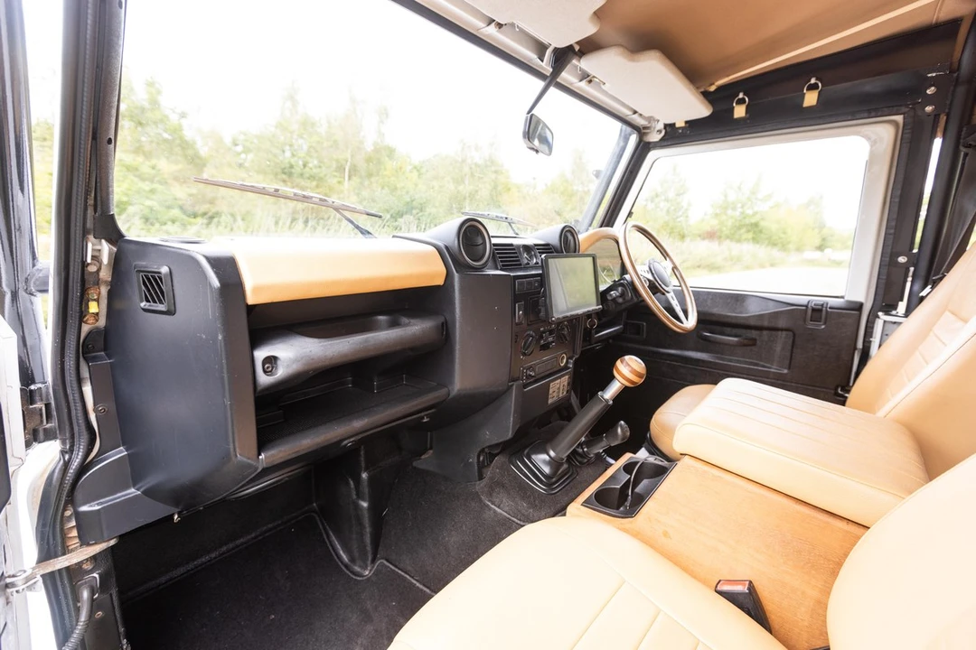 2011 Land Rover Defender 90 - Image 17 of 30
