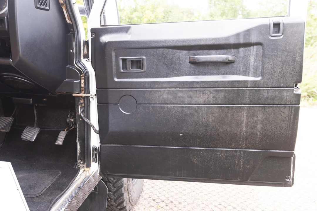 2011 Land Rover Defender 90 - Image 25 of 30