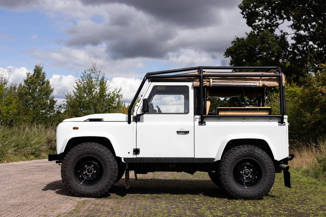 2011 Land Rover Defender 90 - Image 4 of 30