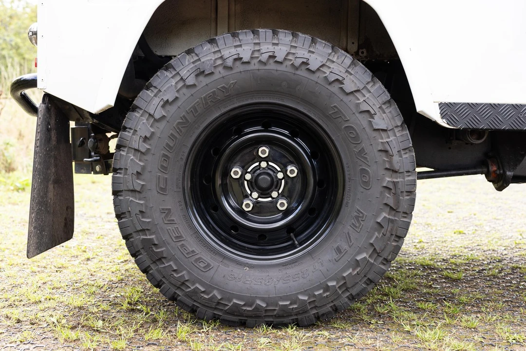 2011 Land Rover Defender 90 - Image 16 of 30