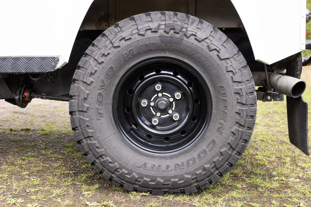 2011 Land Rover Defender 90 - Image 13 of 30