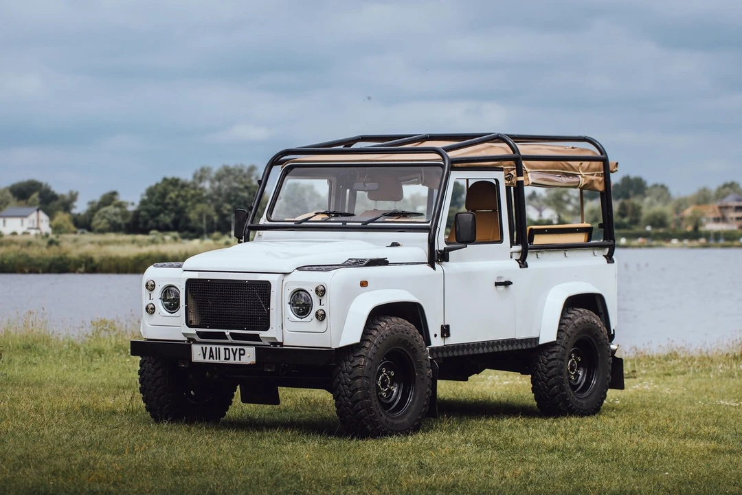 2011 Land Rover Defender 90 - Image 3 of 30