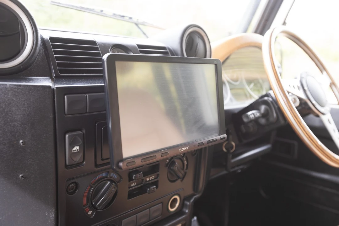 2011 Land Rover Defender 90 - Image 24 of 30