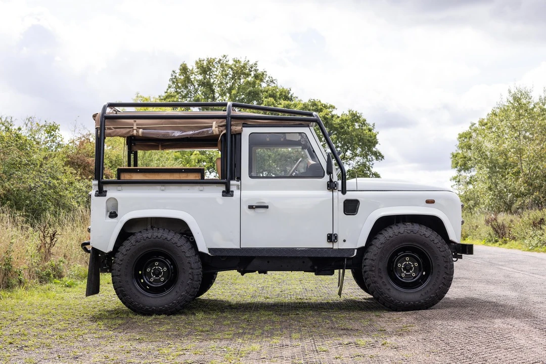 2011 Land Rover Defender 90 - Image 5 of 30