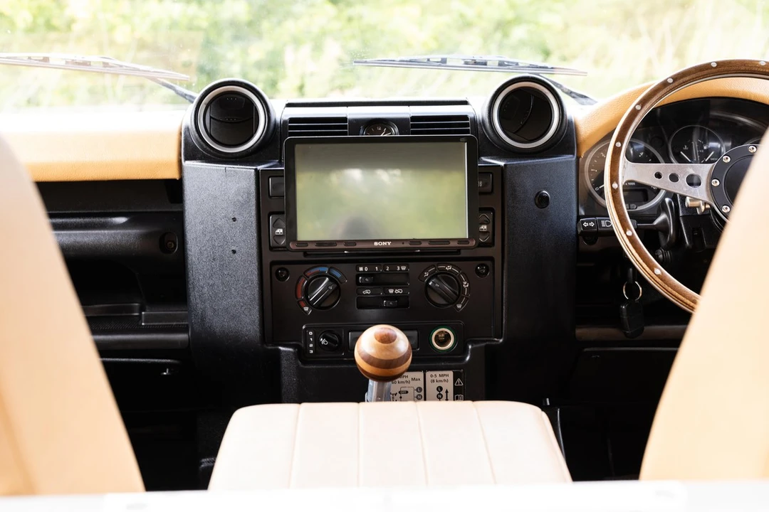 2011 Land Rover Defender 90 - Image 19 of 30