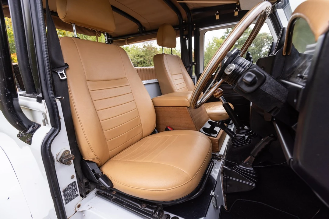 2011 Land Rover Defender 90 - Image 26 of 30