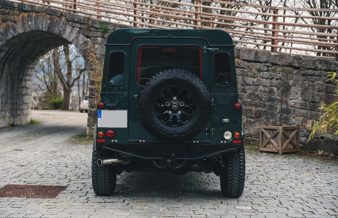 2011 Land Rover Defender 90 - Image 6 of 31