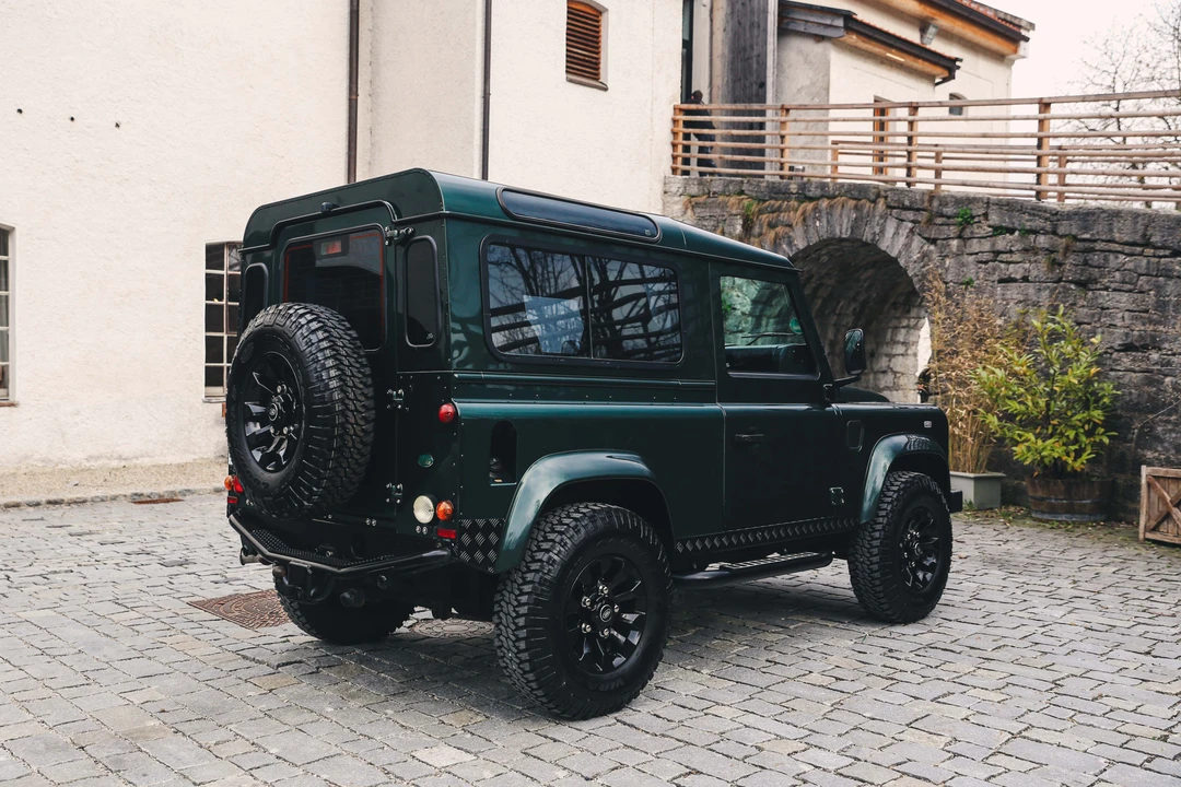 2011 Land Rover Defender 90 - Image 5 of 31