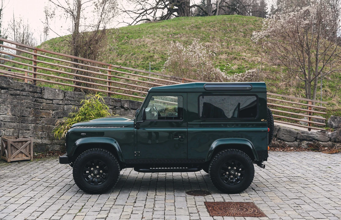 2011 Land Rover Defender 90 - Image 8 of 31