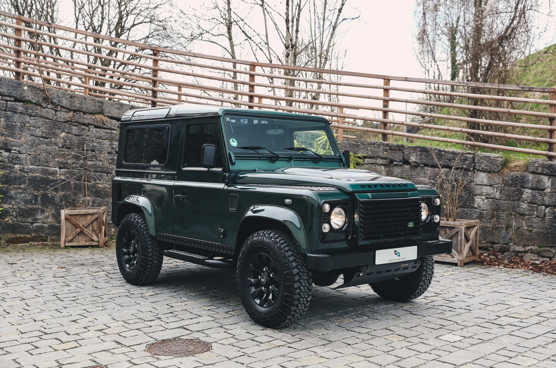 2011 Land Rover Defender 90 - Image 11 of 31