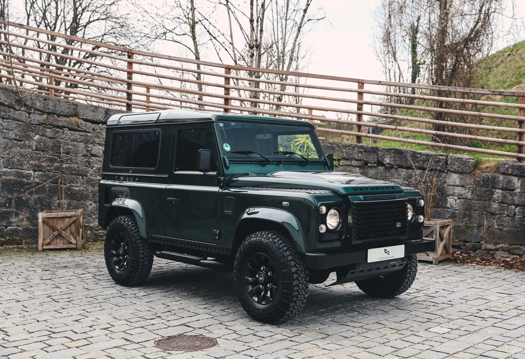2011 Land Rover Defender 90 - Image 3 of 31