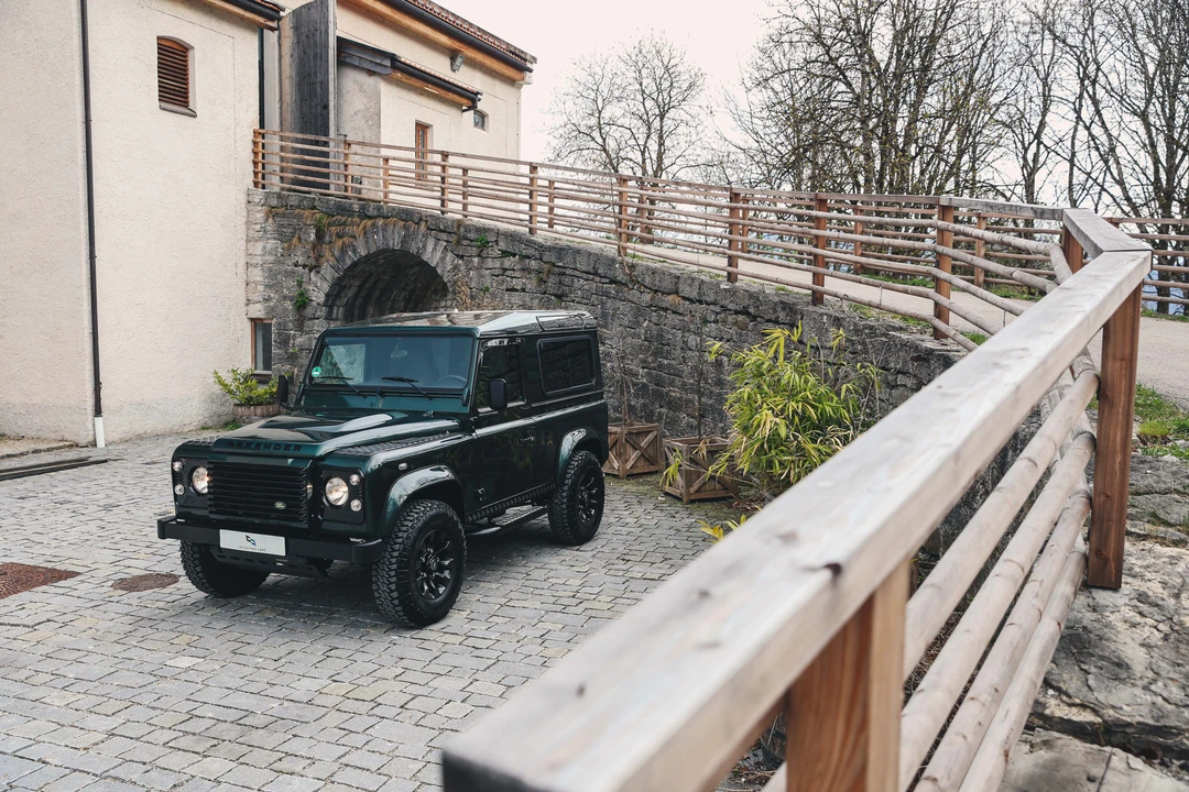 2011 Land Rover Defender 90 - Image 16 of 31