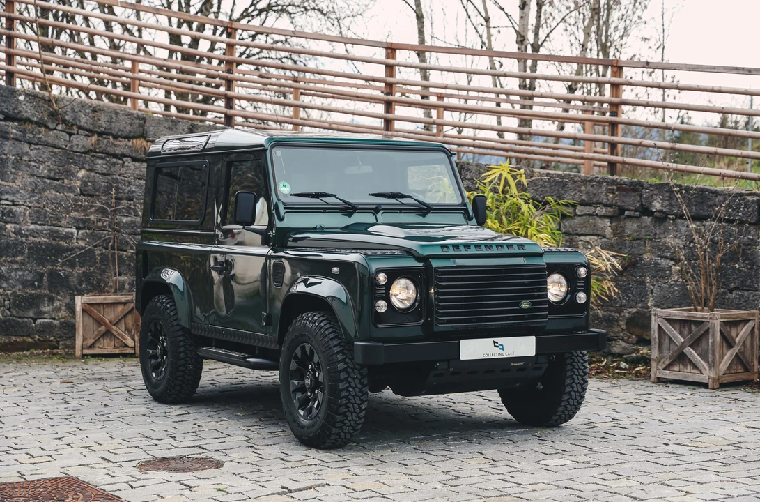 2011 Land Rover Defender 90 - Image 17 of 31