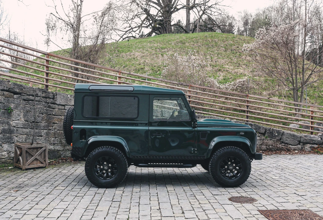 2011 Land Rover Defender 90 - Image 4 of 31