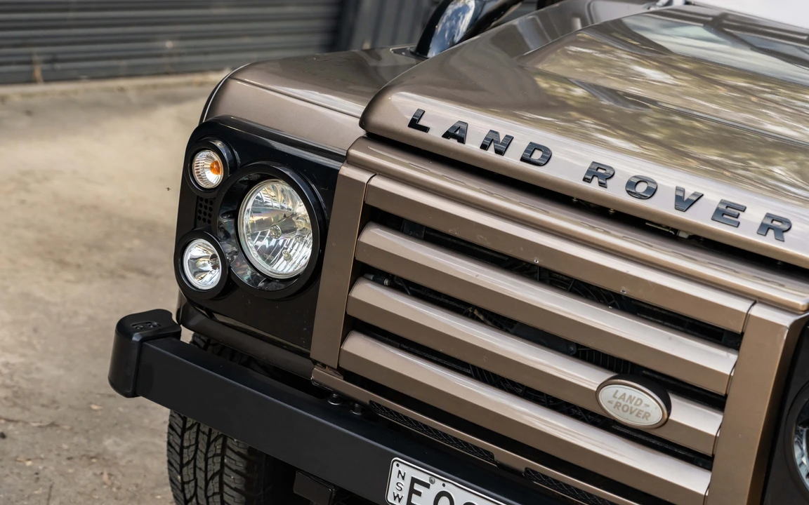2011 Land Rover Defender 90 - Image 19 of 31