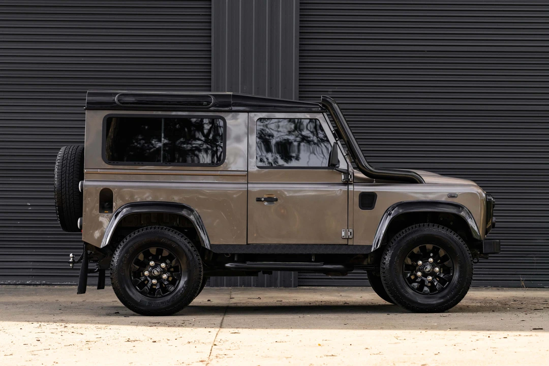 2011 Land Rover Defender 90 - Image 15 of 31