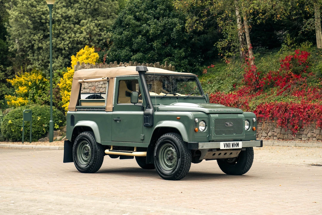 2011 Land Rover Defender 90 - Image 11 of 31