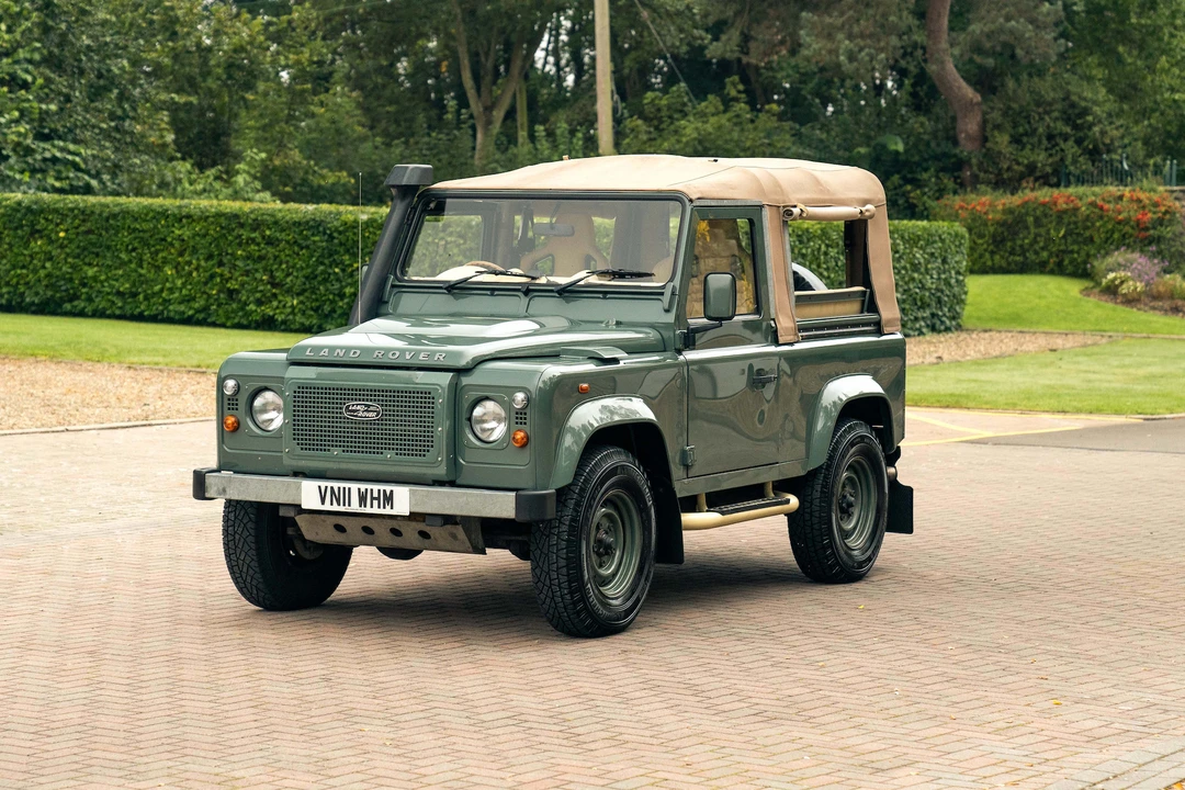 2011 Land Rover Defender 90 - Image 15 of 31