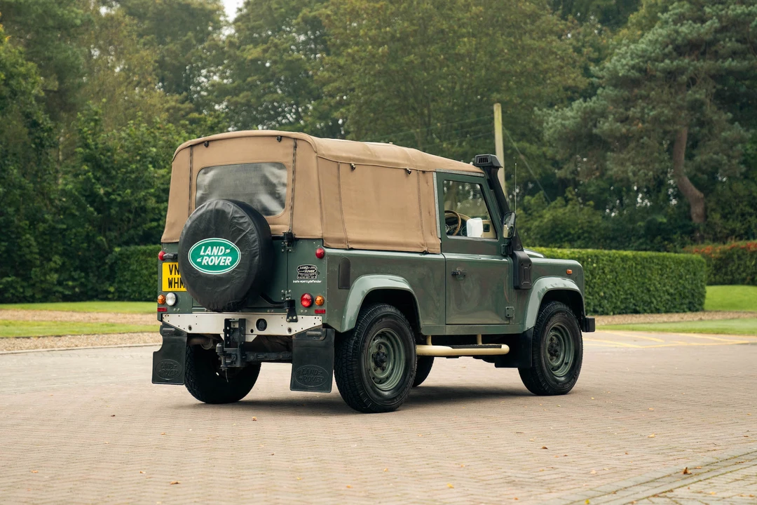 2011 Land Rover Defender 90 - Image 6 of 31