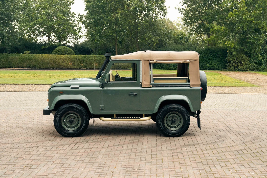 2011 Land Rover Defender 90 - Image 14 of 31