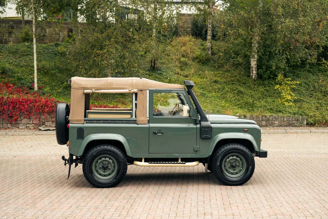 2011 Land Rover Defender 90 - Image 5 of 31