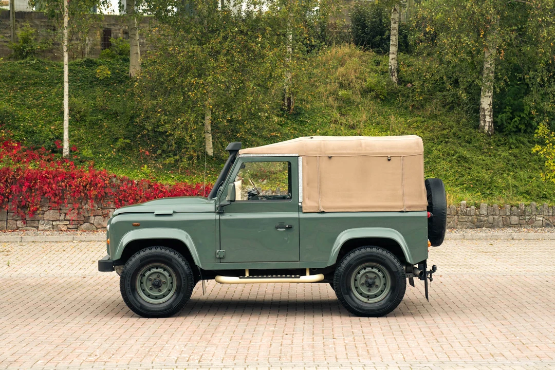 2011 Land Rover Defender 90 - Image 8 of 31